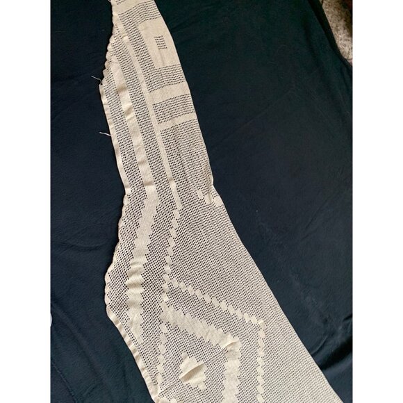 Crocheted Antique Mantle Scarf With Geometric Design 18" X 107" - Picture 4 of 12